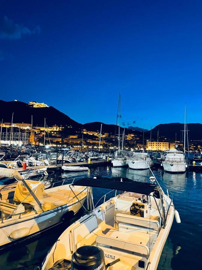 Casa Vacanza Supernova Salerno Exteriör bild